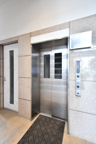ハイホーム春日部ブロードタウンのその他共用部分|エレベーター付きです。9階のお部屋でも大荷物を抱えているときやお子様やワンちゃんを抱っこしているときもラクラク昇降可能です。