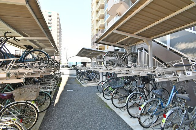 ハイホーム春日部ブロードタウンの駐輪場|『物件を今日見てみたい』といった当日のご案内、同条件などの物件、他社様掲載物件もご紹介可能！一日でまとめて内覧したい方、ぜひ当社までお問い合わせ下さい。スタッフ一同皆様のご連絡お待ちしております！