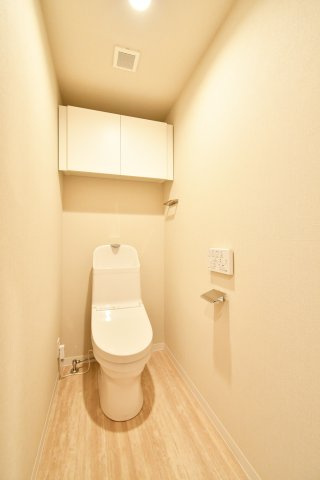ハイホーム春日部ブロードタウンのトイレ|トイレ：奥行きにゆとりがあり、圧迫感の少ないトイレスペース。吊戸棚付きで、トイレットペーパーなどの備品補充も楽々行えます。掃除用具をしまうと清潔感も消す事ができ、イマドキなお部屋にできます。