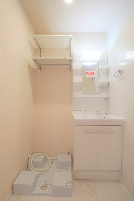 Frais Parfum(ﾌﾚ ﾊﾟﾙﾌｧﾝ)の洗面所|洗濯機置き場・洗髪洗面化粧台