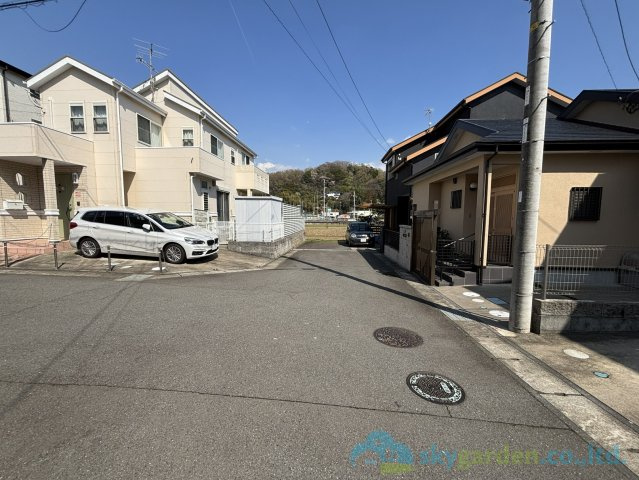 大磯町国府本郷　中古戸建　の前面道路含む現地写真