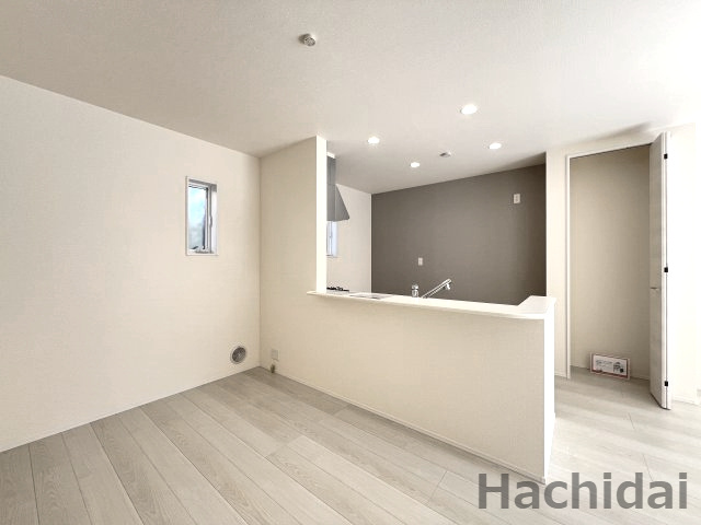 碧南市志貴町三丁目　新築戸建＜3号棟＞のキッチン|キッチン背面の1面にアクセントクロスを施し、スタイリッシュな印象です