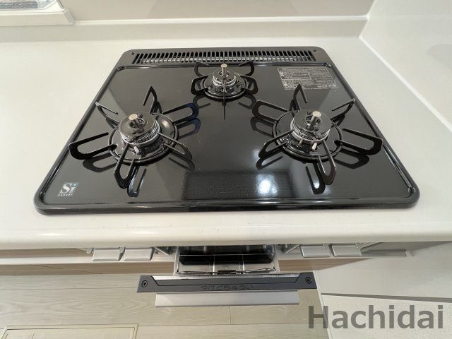 碧南市志貴町三丁目　新築戸建＜3号棟＞のキッチン|三口コンロとグリル付きのお掃除がしやすいシステムキッチン！