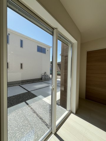 碧南市志貴町三丁目　新築戸建＜3号棟＞の内装|掃き出し窓の開放感が心地よい16.0帖のLDK。どこにいても陽差しが感じられる居心地の良い空間です。
