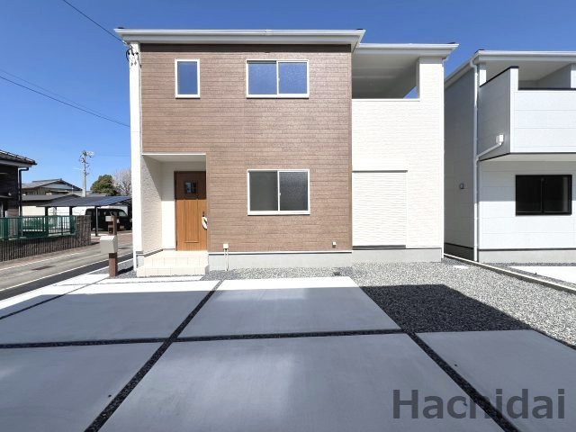 碧南市志貴町三丁目　新築戸建＜3号棟＞の外観|ホワイトカラーと木のアクセントが調和し、温かみのある印象を与える外観です♪
