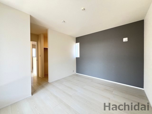 碧南市志貴町三丁目　新築戸建＜3号棟＞の洋室|北側7.5帖洋室　ワイドな窓があり明るい室内です。南側の窓はバルコニーへとつながっており風通しも良好です♪
