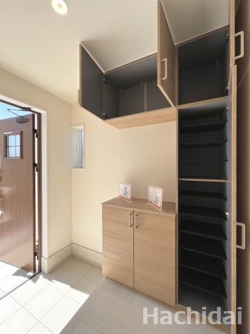 碧南市志貴町三丁目　新築戸建＜3号棟＞の玄関