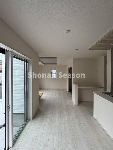 【現地画像あり】平塚市河内２期　全６棟　１号棟の居間・リビング|コミュニティが広がる全６棟の開発分譲地内◎
全棟南向きで、柔らかな陽光に包まれます♪