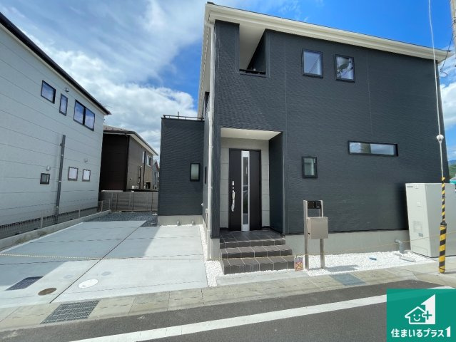 亀岡市篠町篠上西裏　新築一戸建ての駐車場|並列２台分の駐車スペース！急な来客でも安心です！