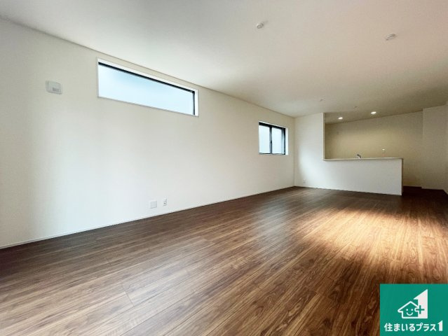 亀岡市篠町篠上西裏　新築一戸建ての居間・リビング|シンプルなリビングは家具次第で雰囲気を変えることができます！