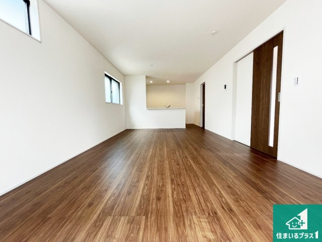 亀岡市篠町篠上西裏　新築一戸建ての居間・リビング|シンプルなリビングは家具次第で雰囲気を変えることができます！