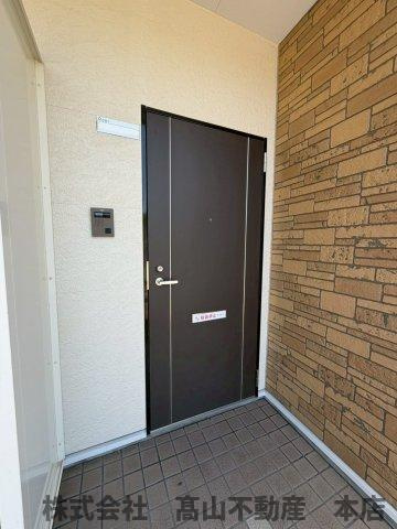 遠賀郡岡垣町大字上畑のアパートの玄関