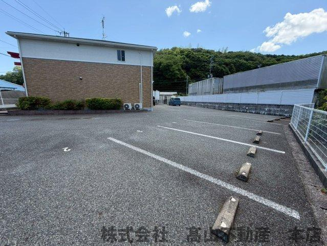 遠賀郡岡垣町大字上畑のアパートの駐車場