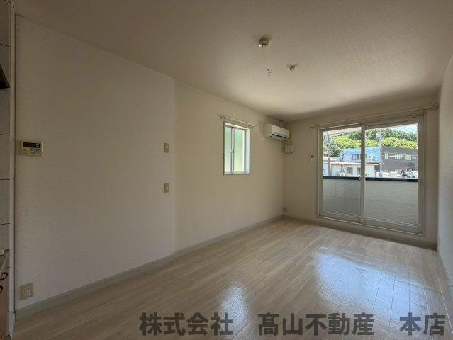 遠賀郡岡垣町大字上畑のアパートの居間・リビング
