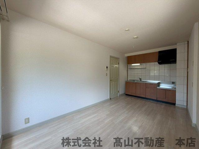 遠賀郡岡垣町大字上畑のアパートの居間・リビング