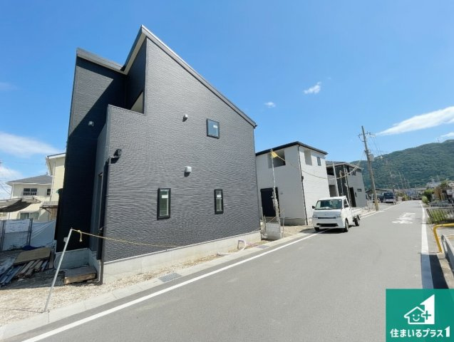 亀岡市篠町篠上西裏　新築一戸建ての前面道路含む現地写真|周辺は落ち着いた街並みの住宅地！子育てがしやすい住環境です！まだ未完成ですが、現地でしかわからない事もございます。是非一度ご覧ください。