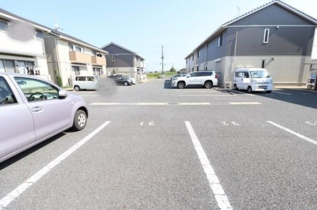 サンク・ルナFの駐車場