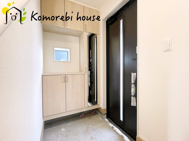 上尾市上　12期　新築一戸建て　ブルーミングガーデン　02の玄関|収納もある玄関です