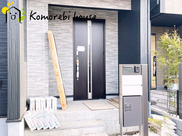 上尾市上　12期　新築一戸建て　ブルーミングガーデン　02の玄関|明るい玄関です