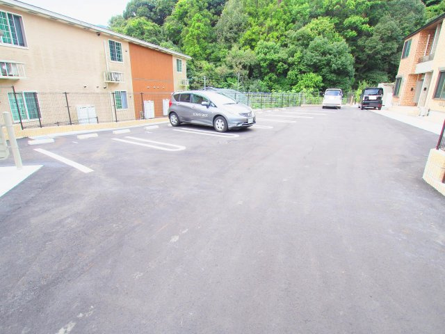 エスティタート　ブリランテの駐車場