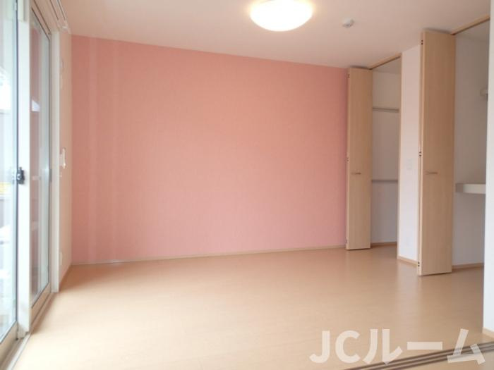 柏崎市比角１丁目のアパートの洋室
