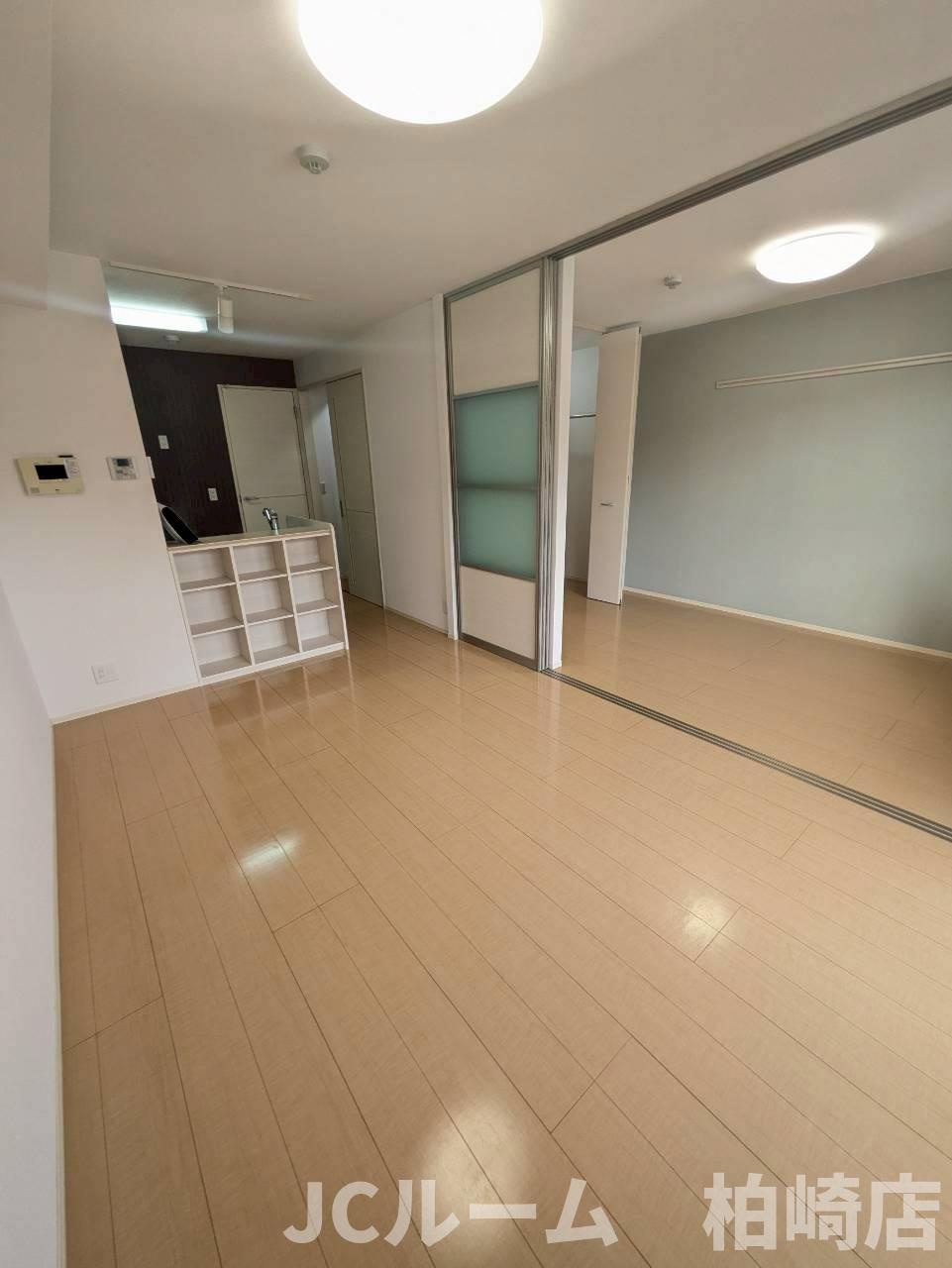 柏崎市比角１丁目のアパートの居間・リビング