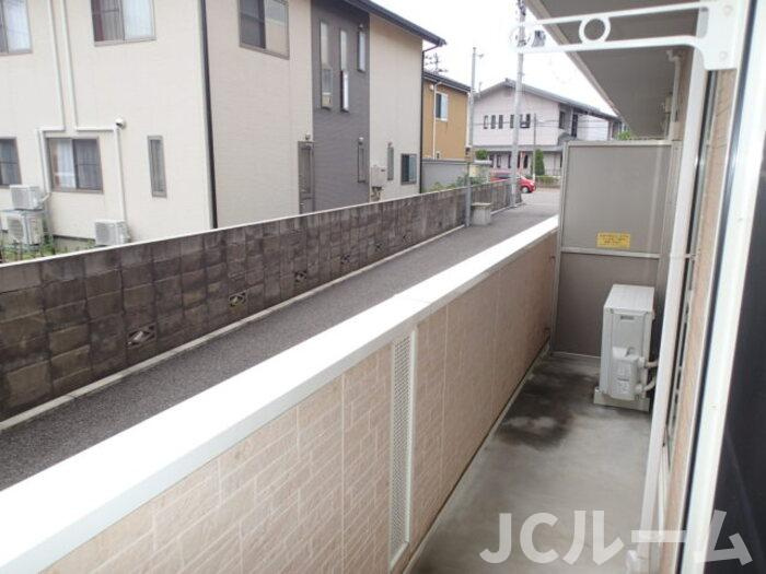 柏崎市比角１丁目のアパートのバルコニー