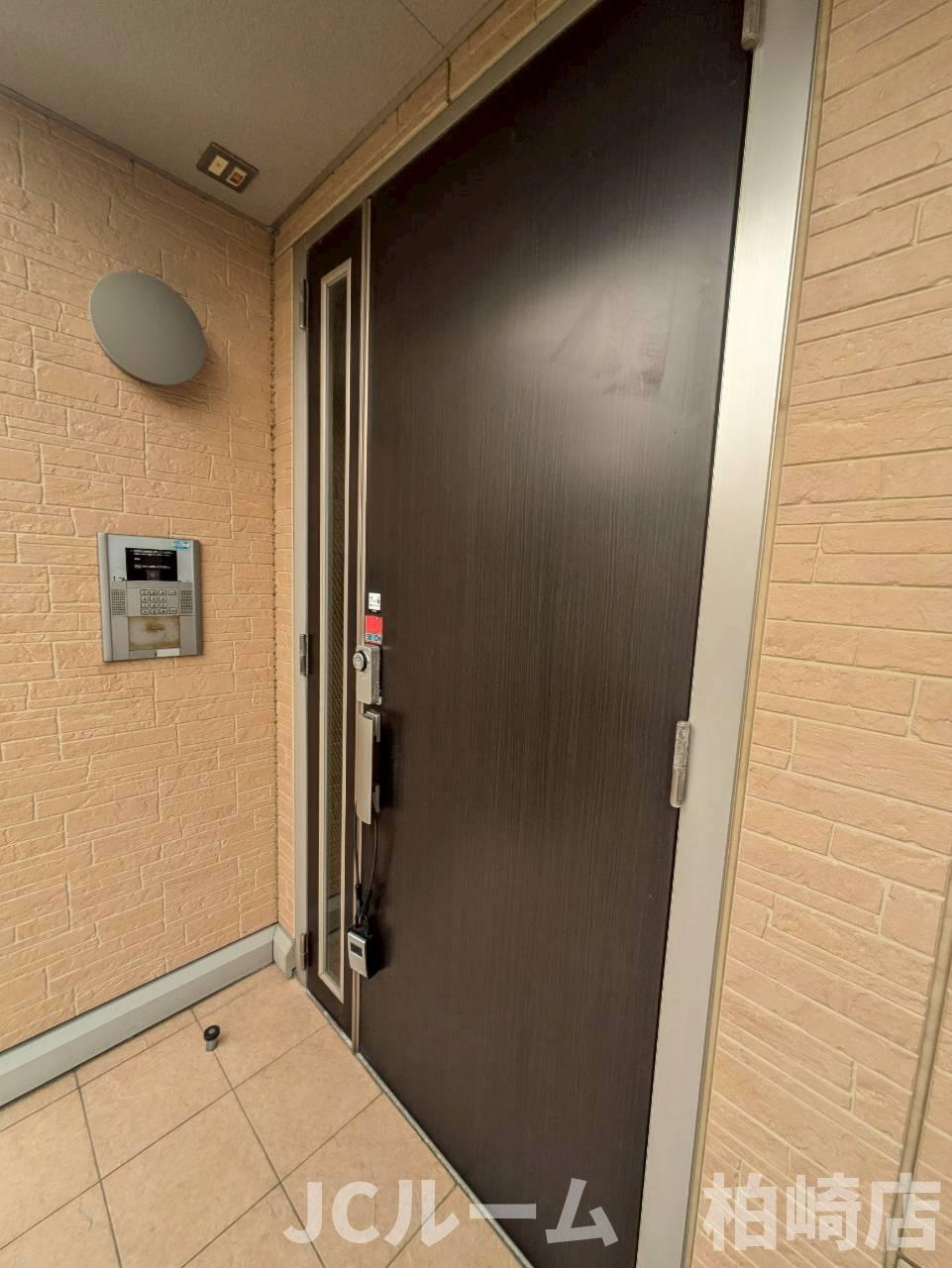 柏崎市比角１丁目のアパートのエントランス