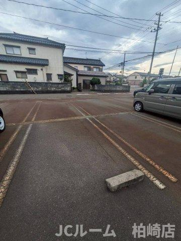 柏崎市比角１丁目のアパートの駐車場