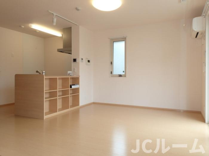 柏崎市比角１丁目のアパートの居間・リビング