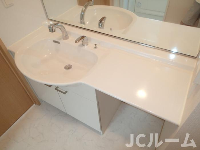 柏崎市比角１丁目のアパートの洗面所