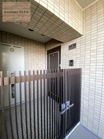 ファミール鶴見の玄関