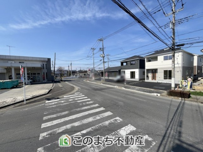 【前面道路含む現地写真】 | CRADLE GARDEN小山市東間々田第7　2 | 前面道路が広いので、陽当り・解放感◎になっております！
