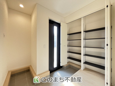 【収納】 | CRADLE GARDEN小山市東間々田第7　2 | 広々とした玄関スペース♪たくさんの靴を収納できる下駄箱もございます。
