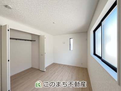 【洋室】 | CRADLE GARDEN小山市東間々田第7　2 | 日当たりが良く明るい洋室です。クローゼット付きで家具の配置がしやすく居心地の良いプライベート空間を演出します。
