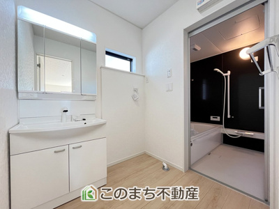 【洗面所】 | CRADLE GARDEN小山市東間々田第7　2 | シャンプードレッサーで朝の身支度♪伸びるホースでお掃除も簡単清潔です！
