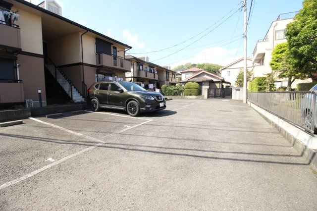 ラ・メール日吉 B棟の駐車場