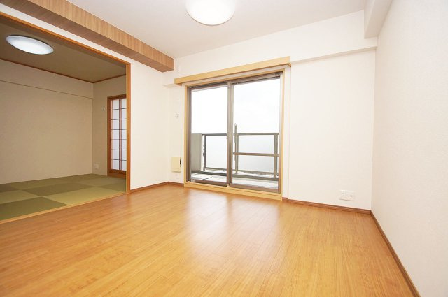 レスタージュ鳳の居間・リビング|和室と続き間になった使いやすいリビング。南東向きで日当りも良好です。