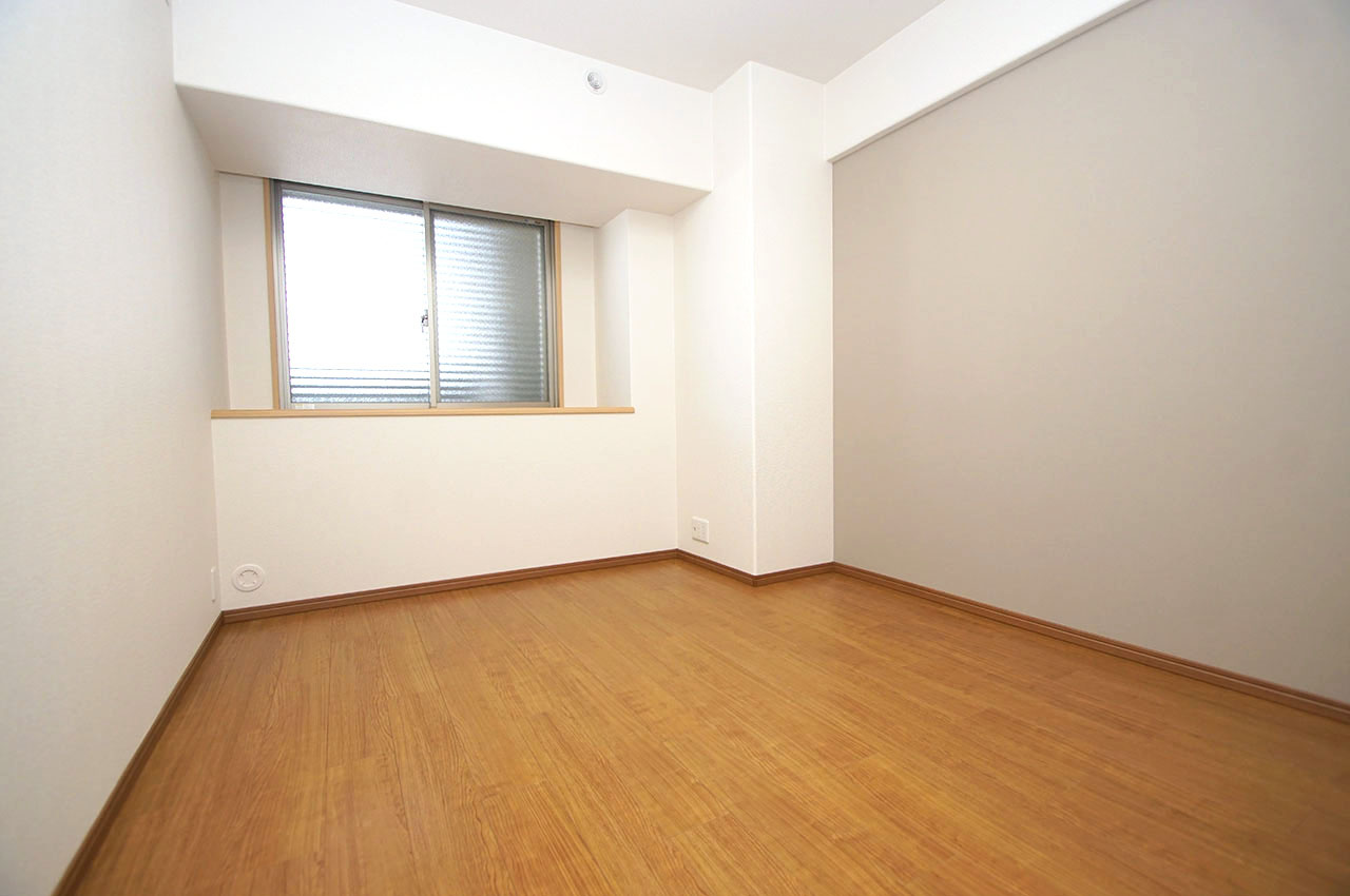 レスタージュ鳳の寝室|洋室約6帖もリフォームでまっさらに。壁一部には、落ち着いたグレーのアクセントクロスを施しました。