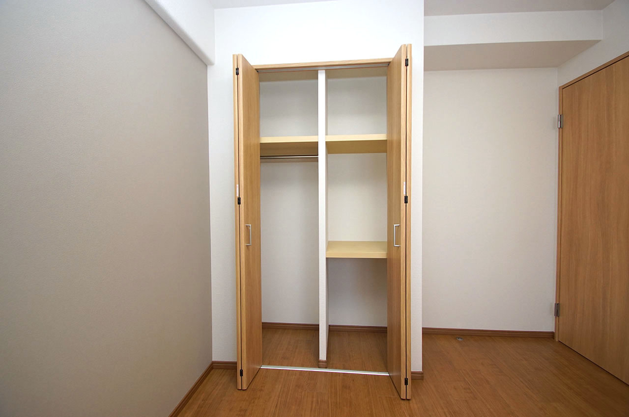 レスタージュ鳳の収納|洋室約6帖内のクローゼット。建具や内部のクロスはきれいに新調済みです。