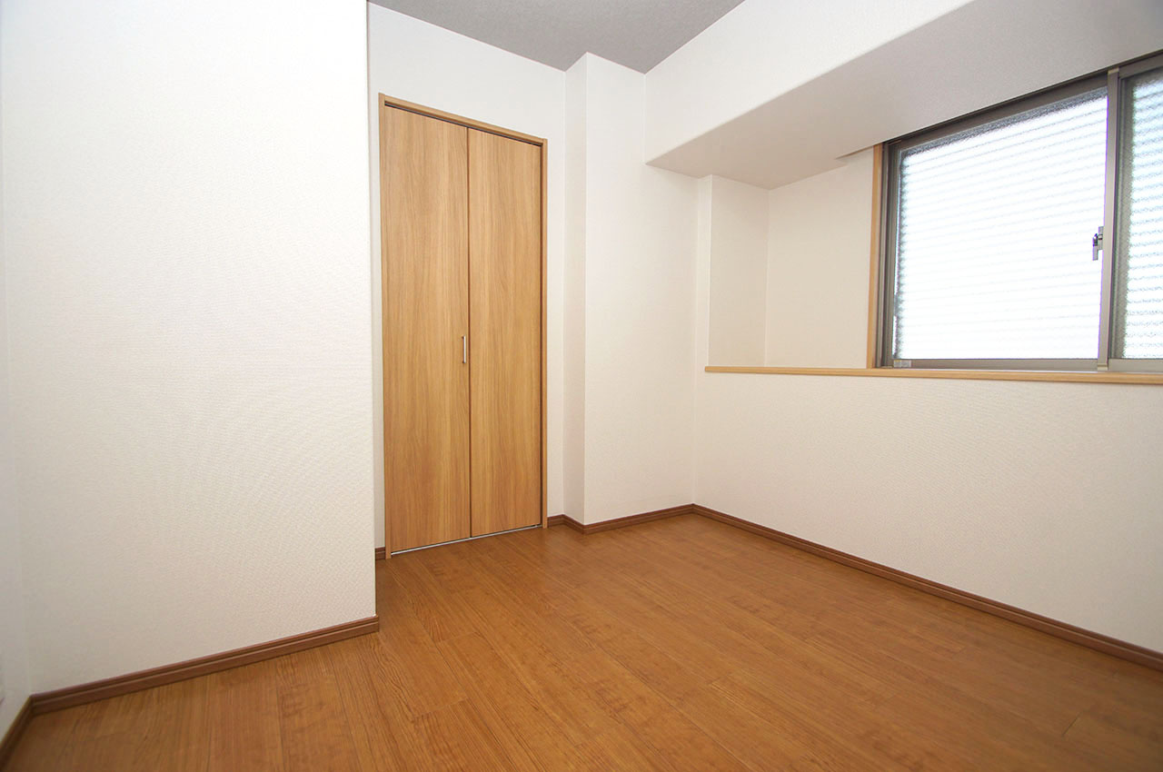 レスタージュ鳳の洋室|洋室約5帖もリフォームで生まれ変わりました。クローゼットの建具や内部のクロスもきれいに新調済みです。