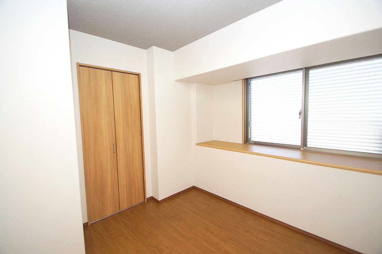 レスタージュ鳳の洋室|洋室約5帖のワイドな出窓カウンターは、インテリアスペースや追加の収納スペースとしてもご利用可能です。