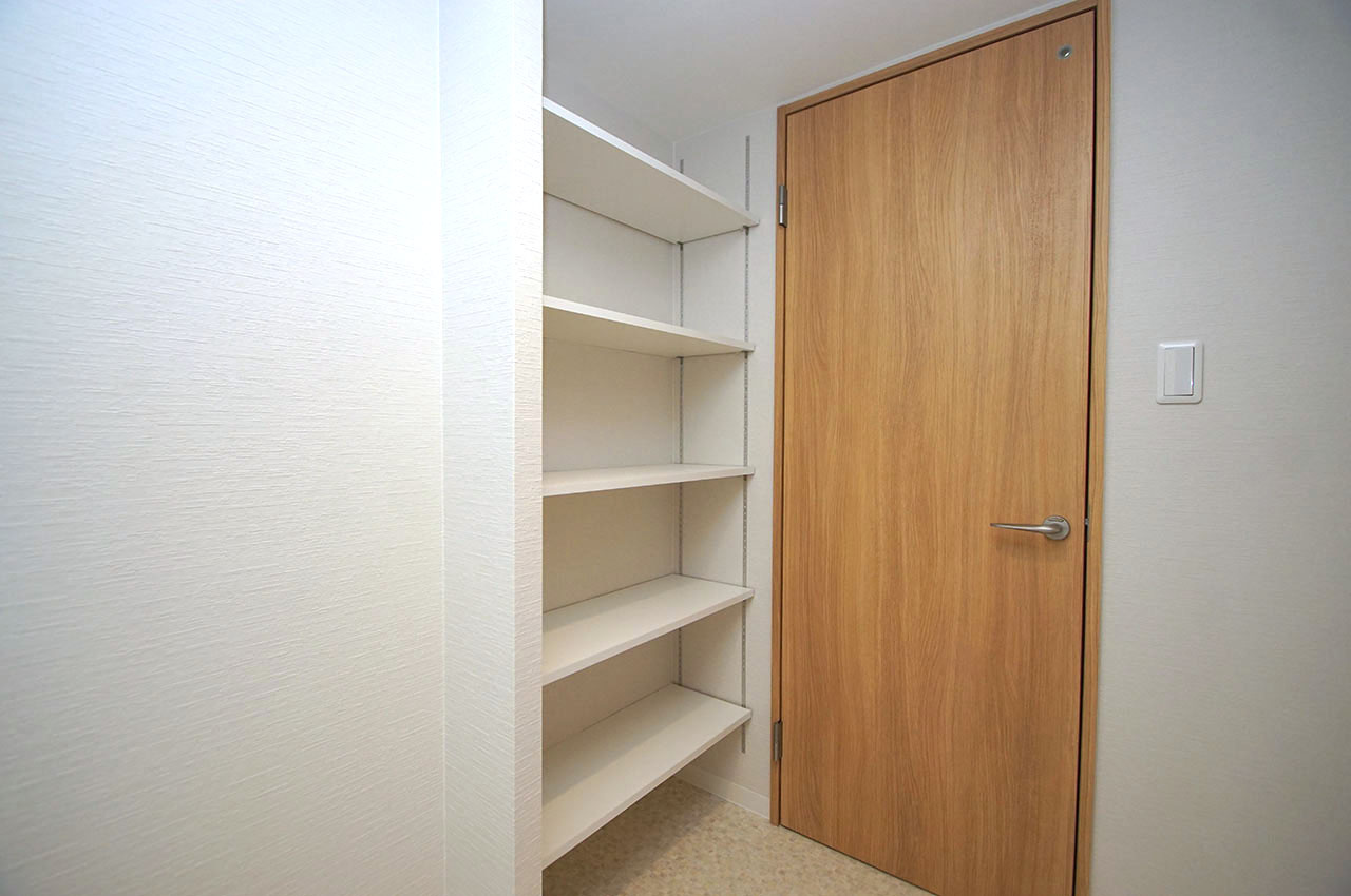 レスタージュ鳳の収納|洗面所内の可動棚も新調済み。タオルや洗剤などのストックスペースとしても活躍します。