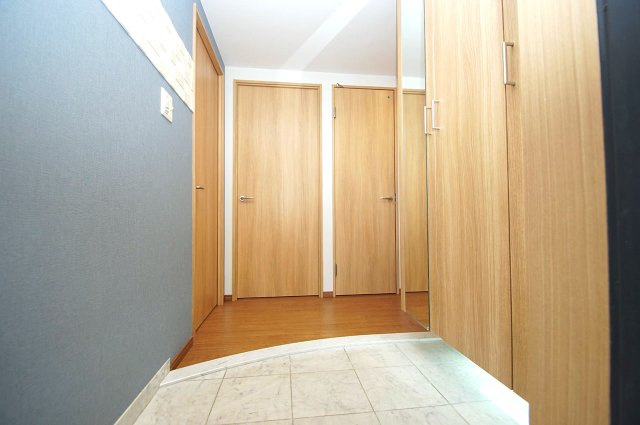 レスタージュ鳳の内装|玄関周りもきれいにリフォーム。ブルー系のアクセントクロスでスタイリッシュに仕上げました。