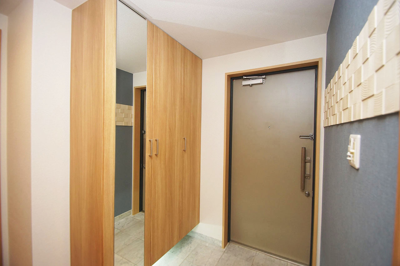 レスタージュ鳳の玄関|吊りタイプで大容量の下駄箱も新調済み。さらに便利な姿見付きで、空間をより広く演出します。