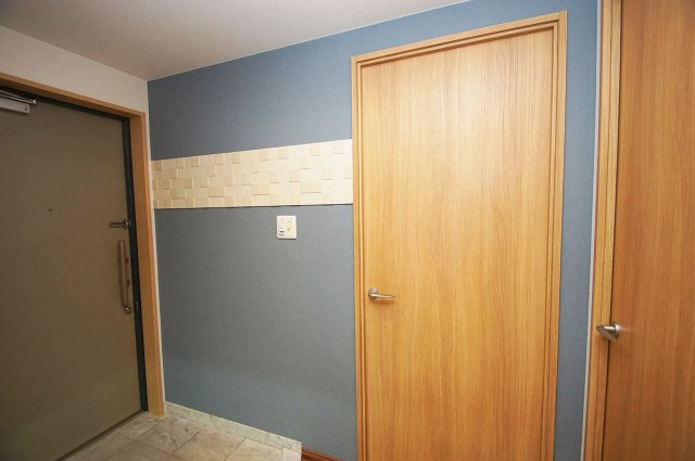 レスタージュ鳳の内装|玄関の壁一部にも、快適な空間を保つエコカラットを貼りました。