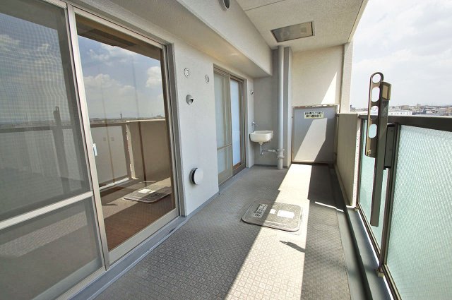 レスタージュ鳳のバルコニー|6階部分の南東向きバルコニーで日当り良好。汚れ物を洗う時などに便利なスロップシンク付きです。