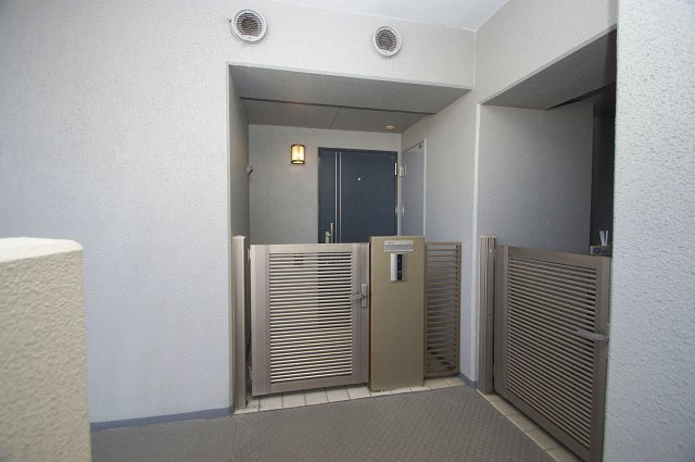 レスタージュ鳳の玄関|戸建て感覚を味わえて、防犯にも役立つポーチ付きの玄関です。