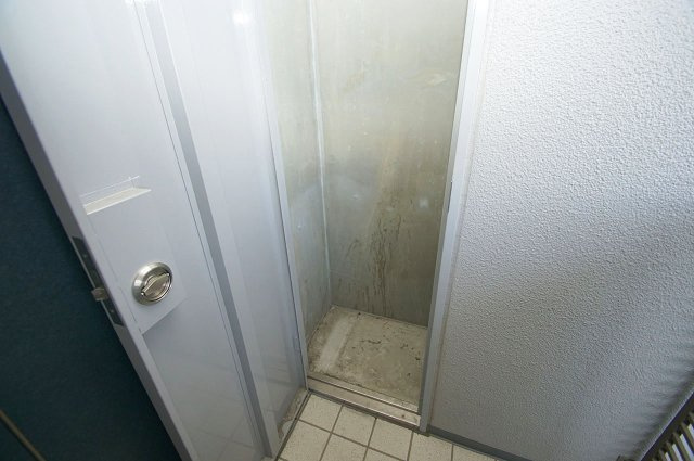 レスタージュ鳳の収納|ポーチ内にはトランクルーム付き。使用頻度の低い物などの収納にも便利です。