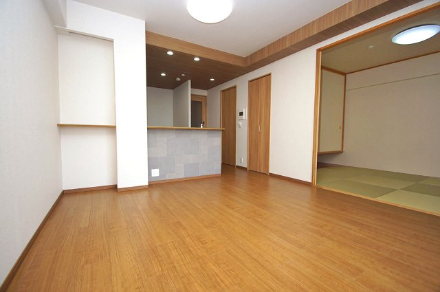 レスタージュ鳳の居間・リビング|LDKはクロスやフローリングを張替え、きれいに生まれ変わりました。